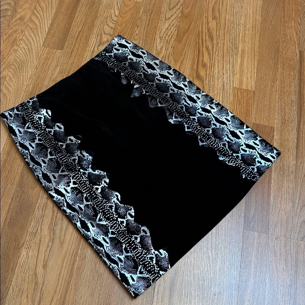 Vintage Y2K Metro Style black leather and silver snakeskin design skirt. Size 16 - Picture 7 of 17